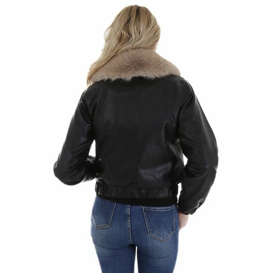 Korte zwarte leatherlook  jacket met beige imitatiebonte kraag