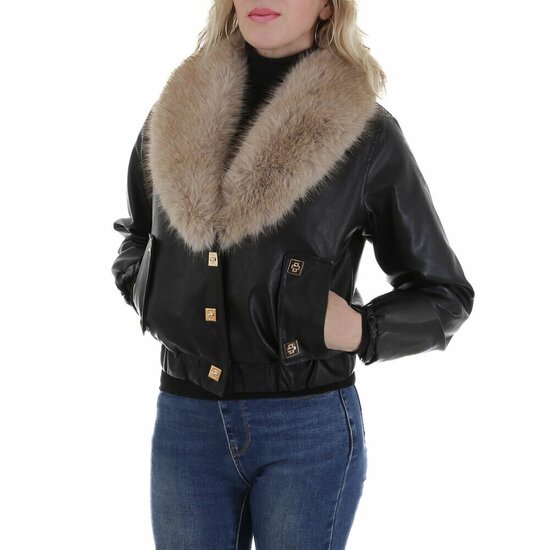 Korte zwarte leatherlook  jacket met beige imitatiebonte kraag