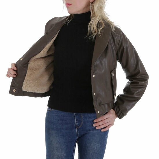 Korte bruine leatherlook  jacket met beige imitatiebonte kraag