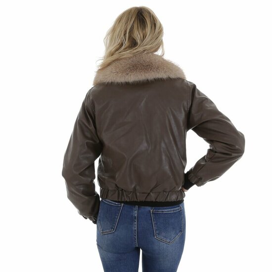 Korte bruine leatherlook  jacket met beige imitatiebonte kraag
