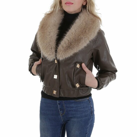 Korte bruine leatherlook  jacket met beige imitatiebonte kraag