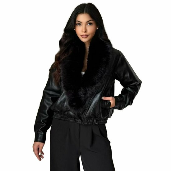 Trendy korte zwarte leatherlook  jacket met zwarte imitatiebonte kraag
