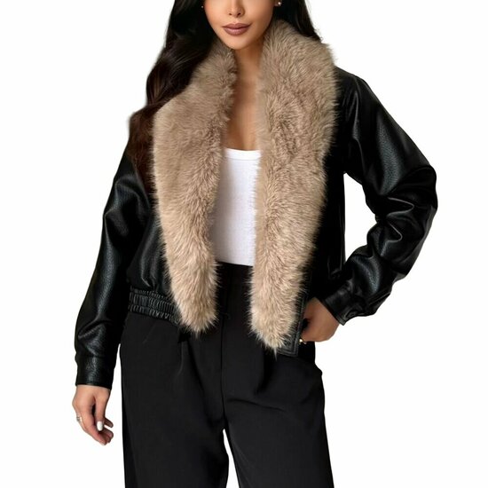 Trendy korte zwarte leatherlook  jacket met beige imitatiebonte kraag