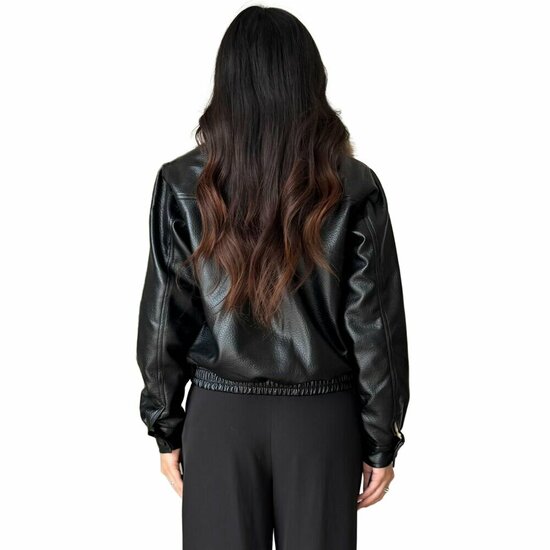 Trendy korte zwarte leatherlook  jacket met beige imitatiebonte kraag