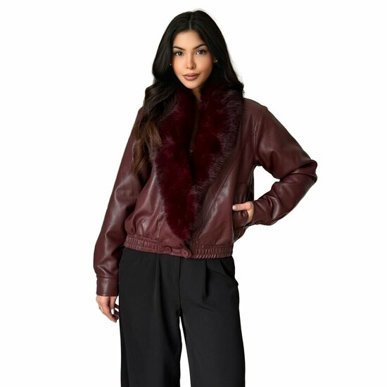 Trendy korte bordeaux leatherlook  jacket met bordeaux imitatiebonte kraag