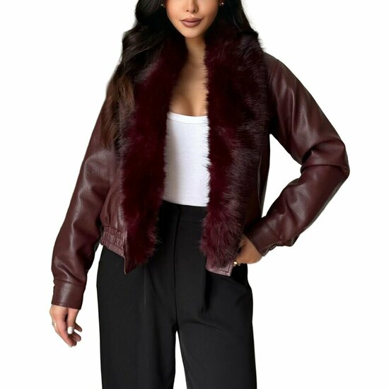 Trendy korte bordeaux leatherlook  jacket met bordeaux imitatiebonte kraag
