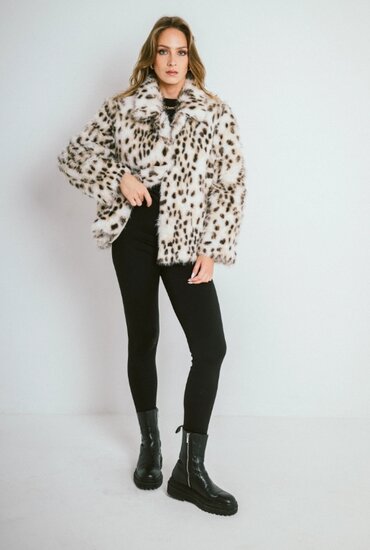 Korte luxe mantel in faux fur met sneeuwluipaard print