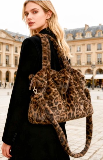 Leopard printed schoudertas in imitatiebont op bruine achtergrond