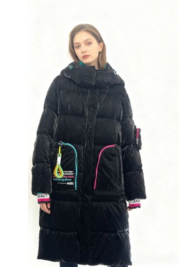 Sportieve lange zwarte gewatteerde winterjas