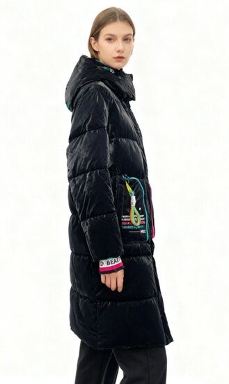 Sportieve lange zwarte gewatteerde winterjas