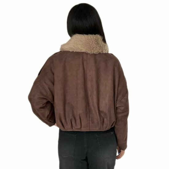 Trendy bruine bomber jacket in leatherlook versierd met nailheads