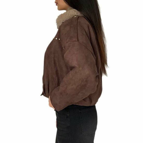 Trendy bruine bomber jacket in leatherlook versierd met nailheads