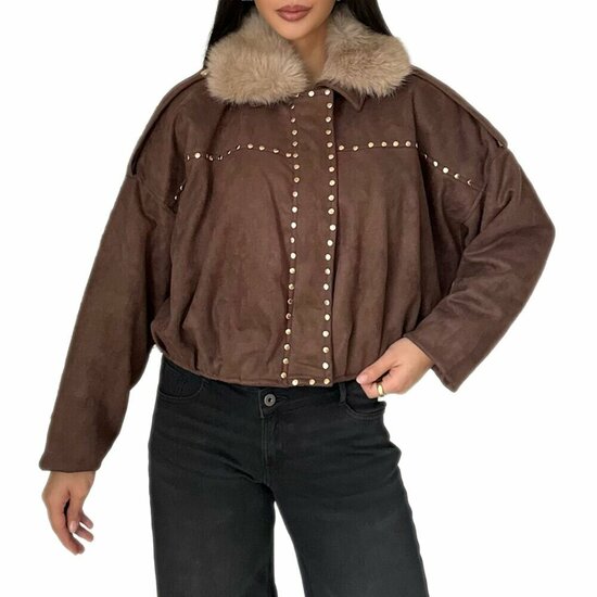 Trendy bruine bomber jacket in leatherlook versierd met nailheads