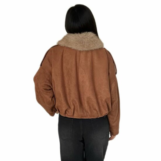 Trendy camel bomber jacket in leatherlook versierd met nailheads