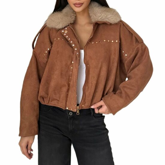 Trendy camel bomber jacket in leatherlook versierd met nailheads