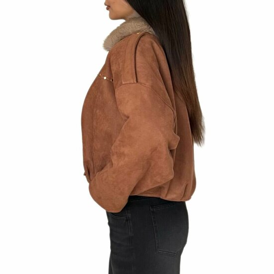Trendy camel bomber jacket in leatherlook versierd met nailheads