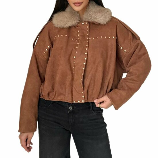 Trendy camel bomber jacket in leatherlook versierd met nailheads