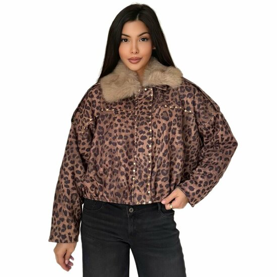 Trendy leopard bomber jacket in leatherlook versierd met nailheads