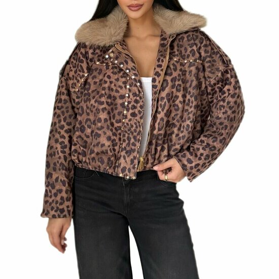 Trendy leopard bomber jacket in leatherlook versierd met nailheads
