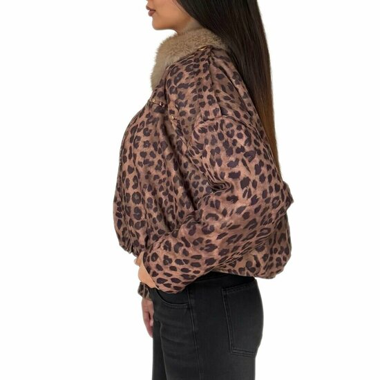 Trendy leopard bomber jacket in leatherlook versierd met nailheads