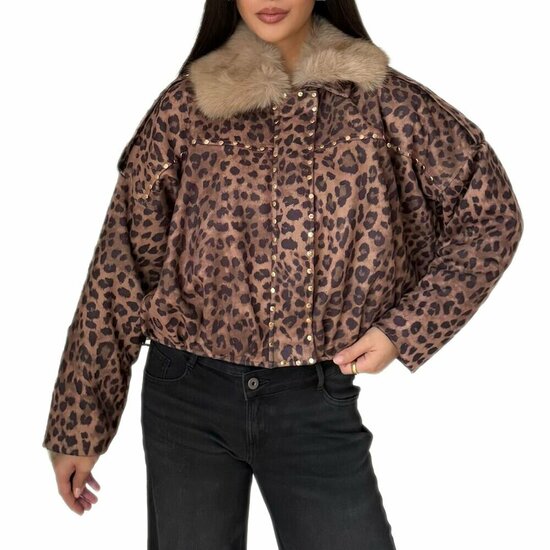 Trendy leopard bomber jacket in leatherlook versierd met nailheads