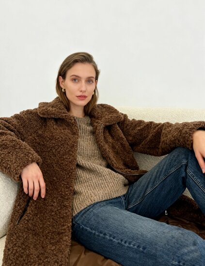 Trendy lange bruine midi teddy jas