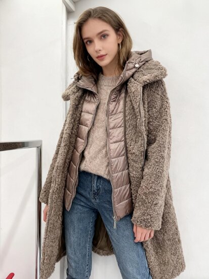 Trendy lange taupe midi teddy jas