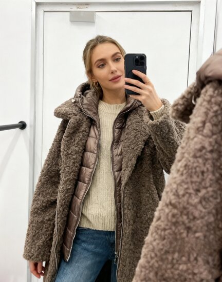 Trendy lange taupe midi teddy jas