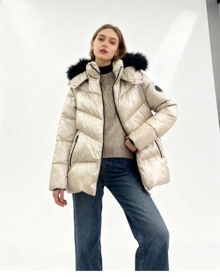 Sportieve korte beige pufferjas met glans