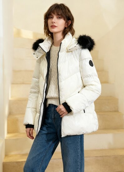 Sportieve korte witte pufferjas met glans