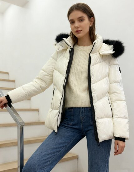 Sportieve korte witte pufferjas met glans