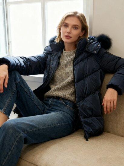 Sportieve korte donker blauwe pufferjas met glans