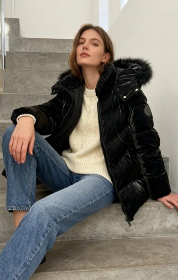 Sportieve korte zwarte pufferjas met glans