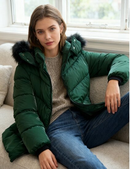 Sportieve korte donker groene pufferjas met glans