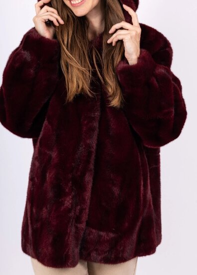Korte bordeaux faux fur jas met mink effect