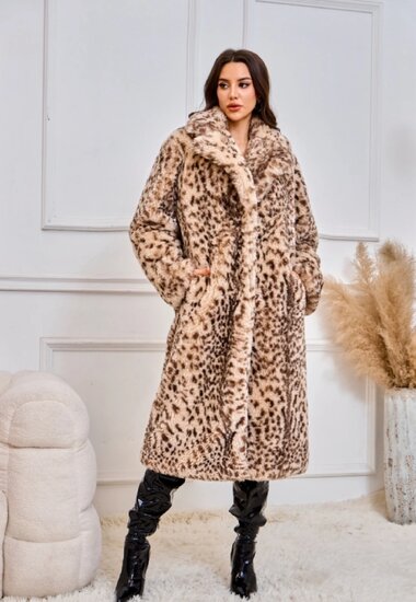 Prachtige lange beige fake fur jas met leopard print.