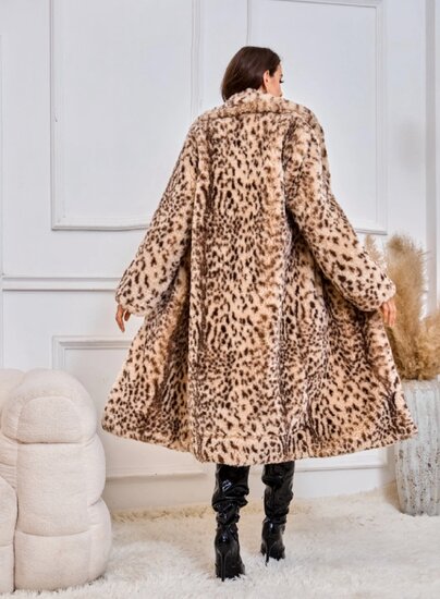 Prachtige lange beige fake fur jas met leopard print.