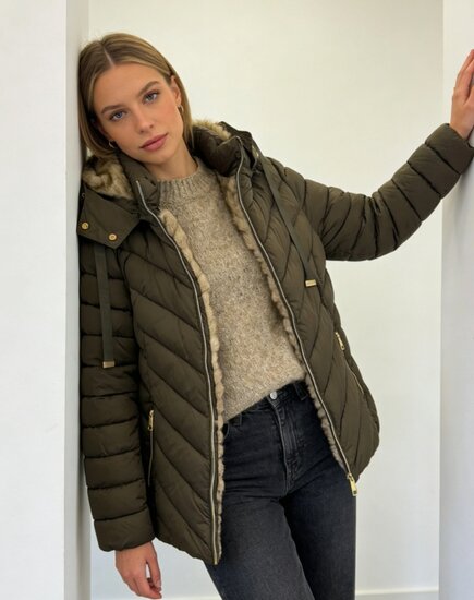 Sportieve kaki groene korte pufferjas