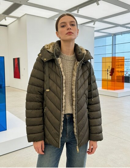 Sportieve kaki groene korte pufferjas