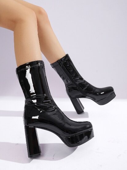 Zwart high heel  enkellaarsje Roswhita in lakkleur