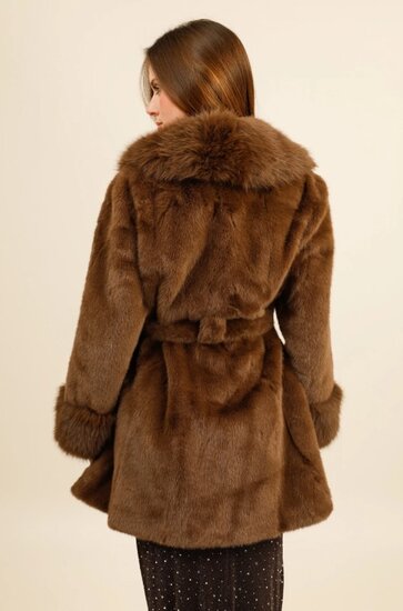 Bruine midi luxe mantel in faux fur  