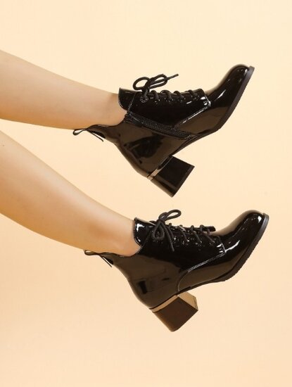 Zwart lak enkellaarsje Cilona