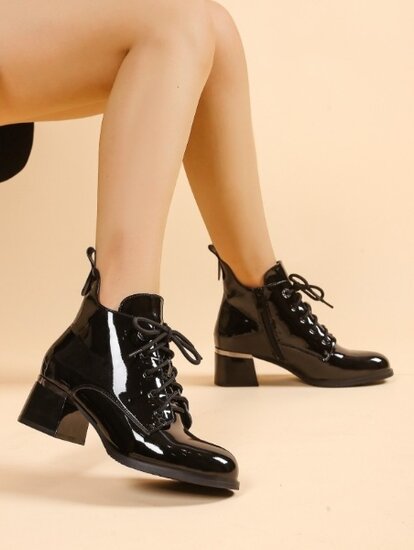 Zwart lak enkellaarsje Cilona