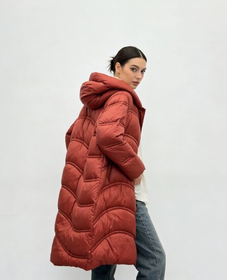 Rode lange stijlvolle pufferjas