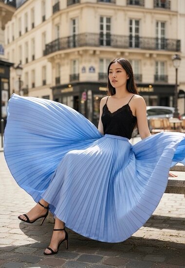 Lange blauwe plooirok in ultrazacht satijn