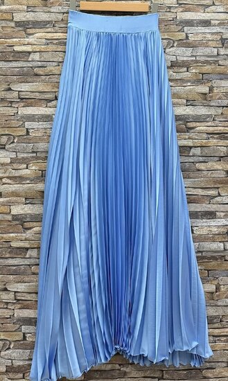 Lange blauwe plooirok in ultrazacht satijn