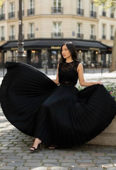 Lange zwarte plooirok in ultrazacht satijn