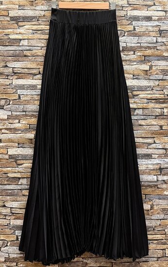 Lange zwarte plooirok in ultrazacht satijn