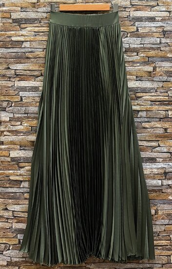 Lange kaki groene plooirok in ultrazacht satijn