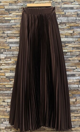 Lange donker bruine plooirok in ultrazacht satijn